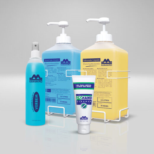 Linha de higiene e limpeza MAVARO com sabonete líquido bactericida, desengraxante e gel para limpeza a seco das mãos, em embalagens profissionais sobre fundo cinza.