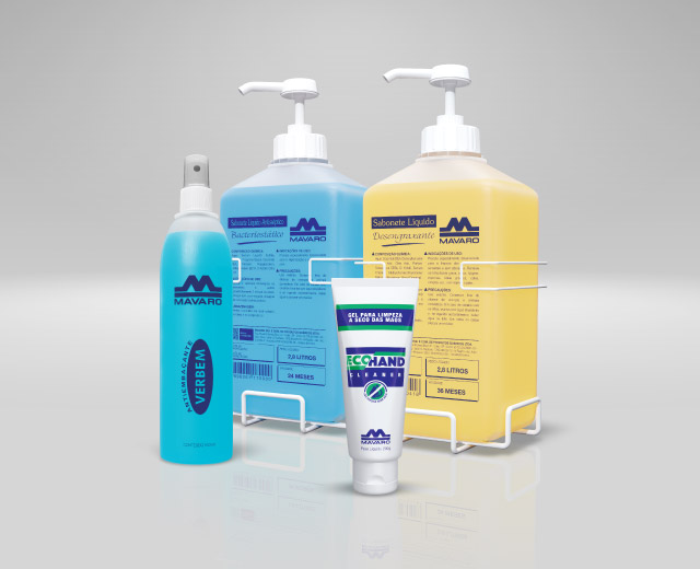 Linha de higiene e limpeza MAVARO com sabonete líquido bactericida, desengraxante e gel para limpeza a seco das mãos, em embalagens profissionais sobre fundo cinza.